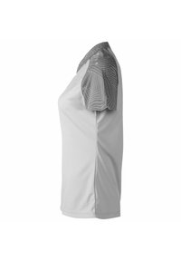 Maglietta atletica a maniche corte in tessuto grigio chiaro; maniche grigie a motivo con righe orizzontali; texture liscia e design aderente.