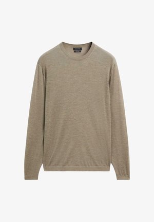 Jasnobrązowy sweter z długim rękawem wykonany z miękkiej, teksturowanej tkaniny. Ma okrągły dekolt oraz subtelne przeszycia przy dolnym wykończeniu i mankietach.