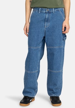 Lyseblå denim cargo bukser med en afslappet pasform, der har panel-syninger, sidelommer og kontrasttråd-detaljer.