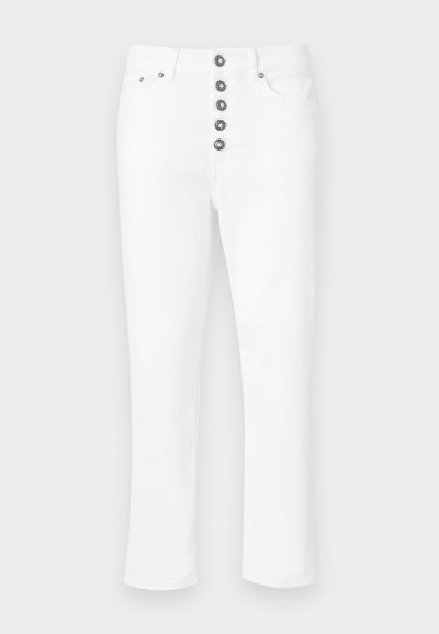 Pantaloni in denim bianco con taglio dritto, dotati di cinque chiusure decorative a bottone e tasche frontali. Texture liscia, senza motivi visibili.