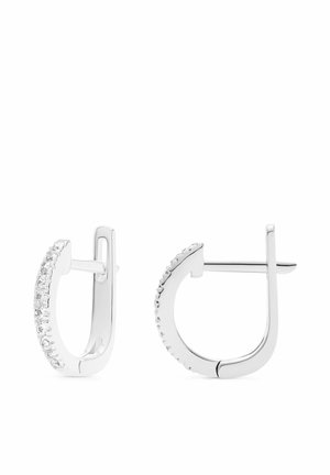 Een paar zilveren kleine oorringen met een rij kleine heldere edelstenen langs de buitenrand en een steker sluiting.