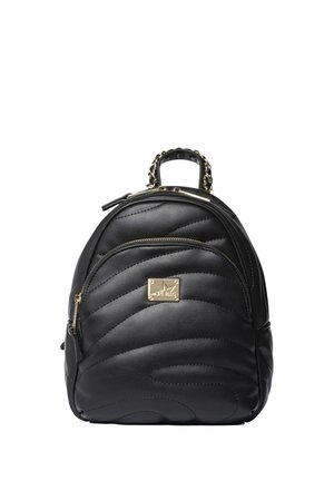 Schwarzer kleiner Rucksack mit gesteppter Musterung, goldenem Reißverschluss und goldenem Kettenhenkel oben, vordere Reißverschlusstasche und Metall-Logoplate.