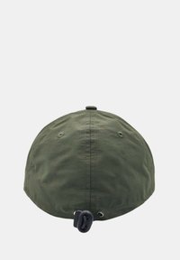 Casquette ajustable vert foncé vue de l'arrière, avec un bouton noir pour le réglage de la taille et des trous de ventilation cousus.