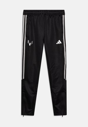 Schwarze Sporthosen aus glattem Stoff, mit weißen Streifen, Logostreifen und Reißverschlussbündchen für zusätzlichen Komfort.