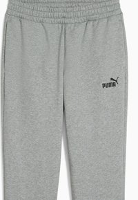 Sive trenirke napravljene od mekane tkanine, s elastičnom gumom u struku i bočnim džepovima. Crni logo "PUMA" otisnut na lijevoj nozi.