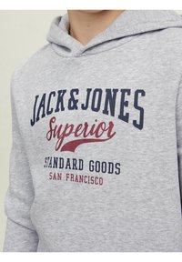 Felpa grigia con tasca a marsupio, cappuccio concorde e stampa a contrasto in navy e bordeaux: "JACK & JONES Superior."