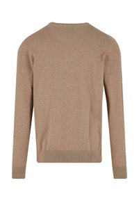 Suéter de lana de color marrón claro, con mangas largas y cuello redondo, con puños y dobladillo acanalados, presentado plano sobre un fondo blanco.