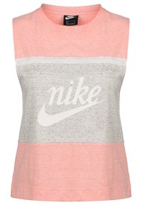 Bezrękawnik Nike z jasno różowymi i szarymi paskami, wykonany z bawełnianej mieszanki, z wyraźnym białym logo na przodzie.