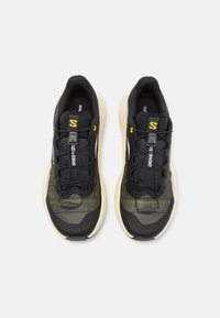 Salomon GENESIS  - Løpesko for mark - black/sulphur spring/orchid petal