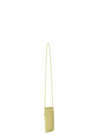 Gul vävd läderaxelväska med en smal design, rektangulär form och en lång, justerbar rem. Har ett blixtlås.