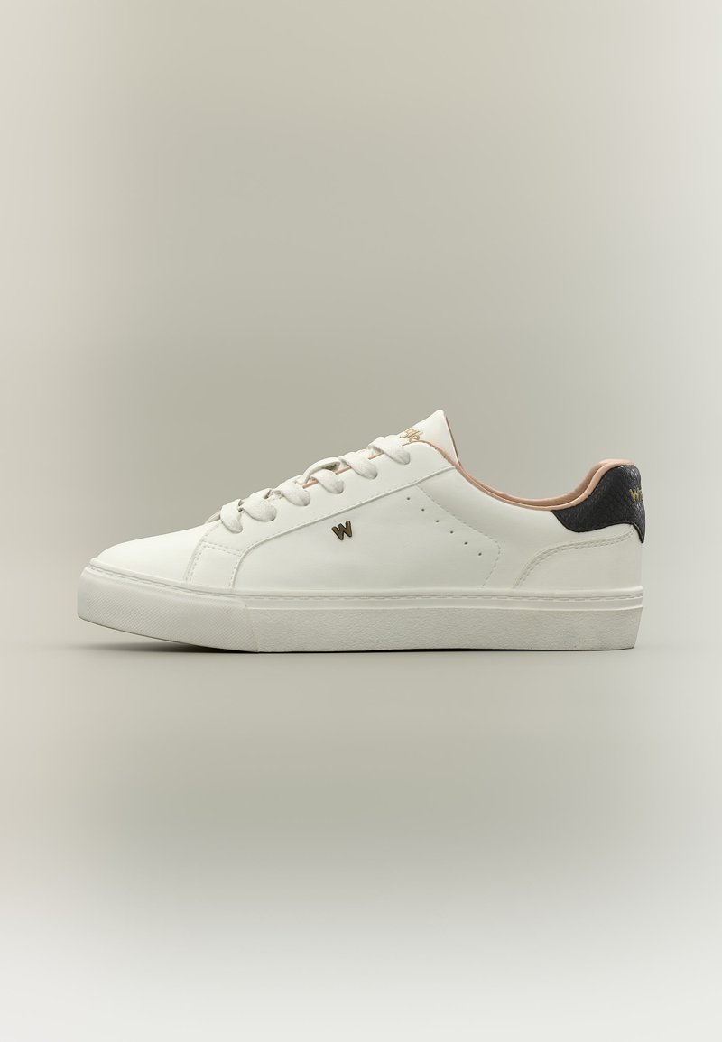 Fehér alacsony szárú sportcipő fehér fűzőkkel, kis arany "W" a oldalán, fekete sarokpánt finom textúrával és bézs bélés.