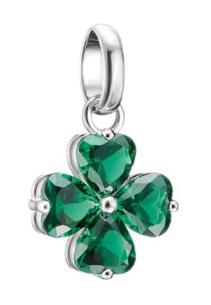 Silberanhänger in Form eines vierblättrigen Kleeblatts mit herzförmigen grünen Edelsteinen, befestigt an einer polierten Silberöse für eine Halskette.