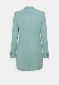 Jasnozielona, dopasowana marynarka na jeden guzik, z długimi rękawami, klapami z nacięciem i mankietami na trzy guziki. Gładka tkanina, czyste linie.