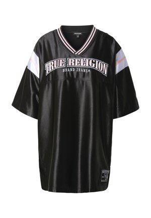 Zwart satijnen shirt met korte mouwen en V-hals, met het "TRUE RELIGION" logo in wit en roze, en contrasterende witte en roze strepen op de schouders.