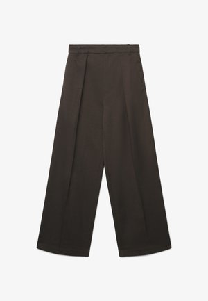 Braune weit geschnittene Hose mit tailliertem Design, zwei Frontfalten, flachem Taillenbund und glatter Stofftextur.