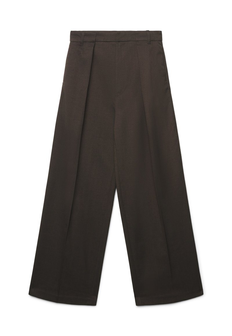 Braune weit geschnittene Hose mit tailliertem Design, zwei Frontfalten, flachem Taillenbund und glatter Stofftextur.
