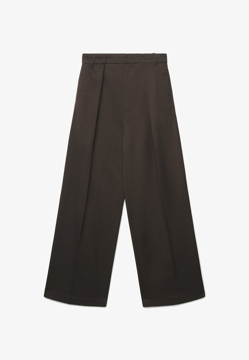 Braune weit geschnittene Hose mit tailliertem Design, zwei Frontfalten, flachem Taillenbund und glatter Stofftextur.