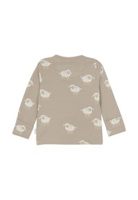 Beige babyshirt met lange mouwen, versierd met herhaalde witte cartoon schapenpatronen en glimlachende gezichten, plat gelegd zodat de achterkant zichtbaar is.