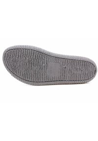 Grijze rubberen schoenzool met een gestructureerd oppervlak en een geribbelpatroon. Het heeft een licht afgeronde neus en een gladde rand langs de omtrek.