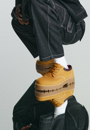 Bershka Sportiga snörskor - mustard yellow