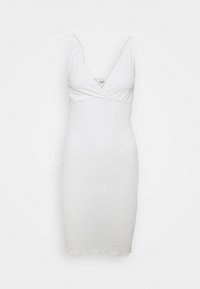 Hvid tætsiddende kjole med et tekstureret, krøllet stoffet. Har en dyb V-udskæring og smalle stropper, med en let rådnede kant.