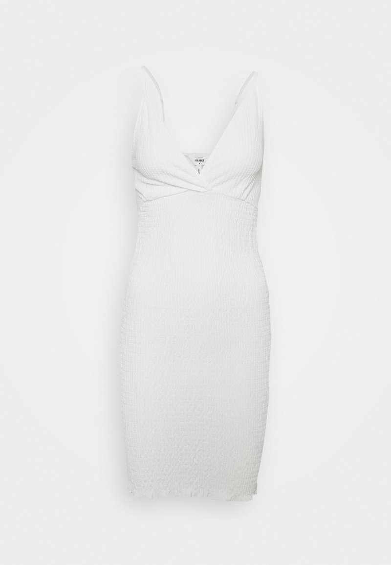 Bílé přiléhavé šaty s texturovanou, zmačkanou tkaninou. Mají hluboký V-výstřih a úzká ramínka, s mírně roztrhnutým lemem.