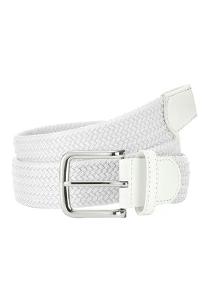 Biały tkaninowy pasek z srebnym prostokątnym klamrą i białymi skórzanymi akcentami, starannie zwinięty na białym tle.