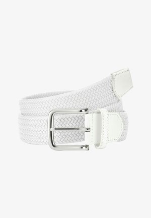 Witte geweven stoffen riem met een zilveren rechthoekige gesp en witte leren accenten, netjes opgerold op een witte achtergrond.