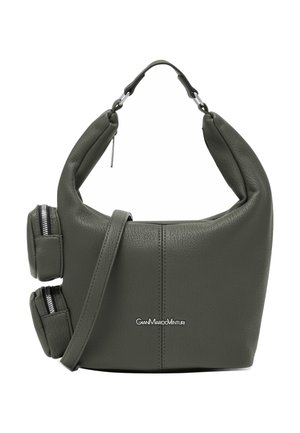 Sac à main en cuir vert au design incurvé, avec une poignée supérieure et une bandoulière amovible. Il dispose de deux poches latérales zippées et d'un logo de marque visible.