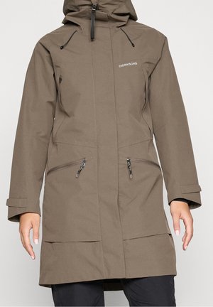 Veste imperméable marron avec capuche, fermeture éclair frontale recouverte d'un rabat, deux poches poitrine zippées et logo Didriksons sur la poitrine.