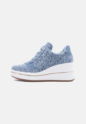 Sneaker a zeppa blu con motivo, chiusura frontale con lacci e spessa suola piatta bianca con un sottile dettaglio in oro.