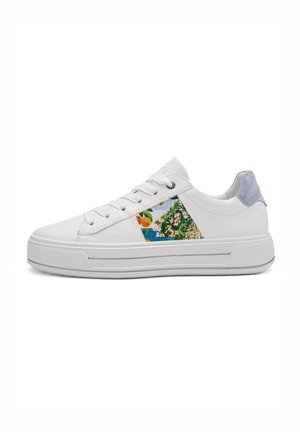 Witte leren sneaker met een kleurrijk geometrisch ontwerp aan de zijkant, een grijze suède hielaccent en een vetersluiting aan de voorkant. Rubberen zool.