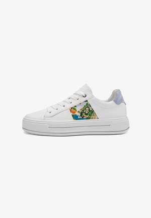 Witte leren sneaker met een kleurrijk geometrisch ontwerp aan de zijkant, een grijze suède hielaccent en een vetersluiting aan de voorkant. Rubberen zool.