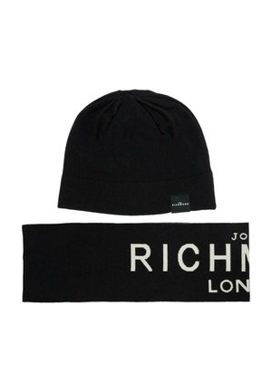 Bonnet en tricot noir avec un sommet froncé et une étiquette. Écharpe noire avec le texte "RICHMOND" en blanc et une lettrage contrastant. Tissu doux, design simple.