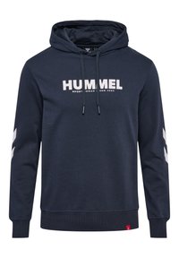 Mörkblå hoodie i bomullsblandning, med "HUMMEL"-logotyp i ljusgrått, vita chevron-accenter på ärmarna och justerbar huva.