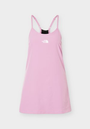 Világos rózsaszín ujjatlan ruha vékony állítható pántokkal és fehér The North Face logóval a mellrészen, egyszínű háttér előtt.