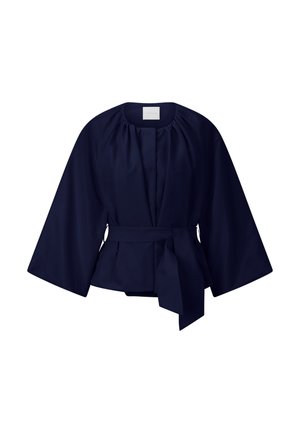 Marineblauwe blouse met lange mouwen, brede mouwen, een geplooide halslijn en een bijpassende stoffen riem gestrikt in de taille.