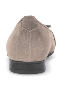 Grijze suède schoenen met een ronde neus, subtiel gebogen hak en een zachte textuur. Beschikt over een lage zwarte rubberen zool en een decoratieve achteraccent.
