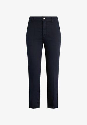 Chino in cotone blu navy con un taglio classico, tasche frontali e chiusura a un bottone con zip. Tessuto liscio, dettagli minimi.