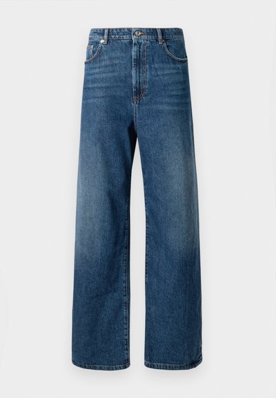 Široke traperice v srednje modrem denimu. Visok pas s sprednjimi žepe in zadrgo. Gladka tekstura z blagim zbledelostjo in podrobnostmi šivanja.