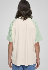 Urban Classics RAGLAN TEE - Trükipildiga T-särk - whitesand vintagegreen