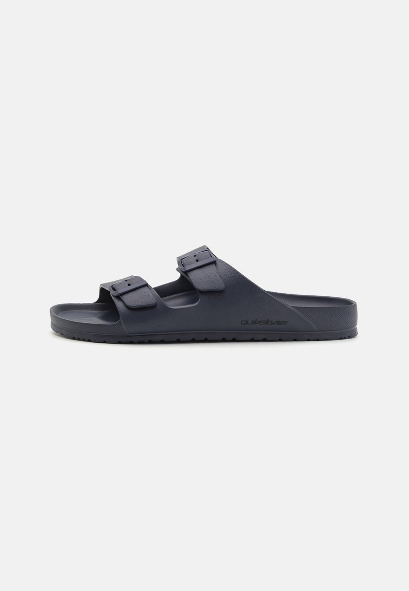 Sandales bleu marine en matériau synthétique, dotées de deux sangles réglables avec fermetures à boucle et d'une semelle intérieure texturée et ergonomique.