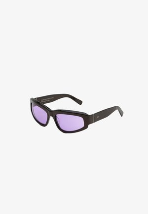 Occhiali da sole neri con una montatura spessa e lenti viola. Presentano dettagli in argento sulle aste. Fatto a mano in Italia.