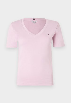 Lichtroze V-hals T-shirt met korte mouwen, gemaakt van zachte katoen, voorzien van een klein logo op de linkerkant van de borst en een gladde textuur.