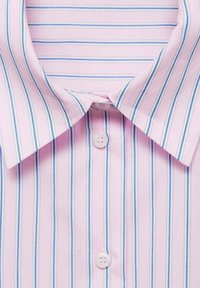 Chemise boutonnée rose clair avec des rayures verticales bleues, dotée d'un col classique et de boutons blancs sur la patte de boutonnage. Texture de tissu lisse.