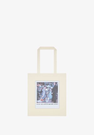 Borsa in cotone off-white con una stampa grafica quadrata che raffigura due uomini in un negozio, circondati da prodotti colorati e un testo sottostante.