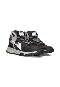 Hoge sneakers met een mix van zwarte en bruine materialen, textuuraccenten, een wit logo en zwarte veters met een patroonontwerp.