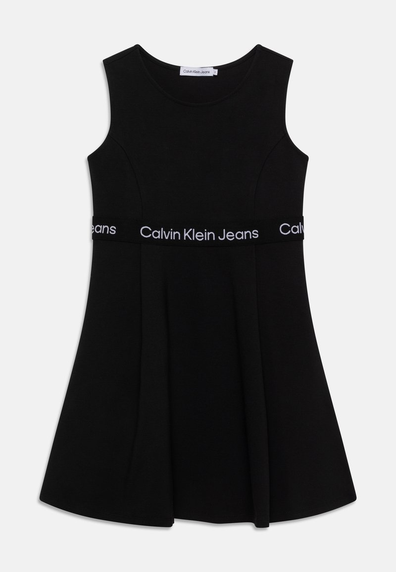 Czarna sukienka bez rękawów z rozkloszowaną spódnicą, z szerokim elastycznym pasem z białym napisem "Calvin Klein Jeans". Gładka faktura.