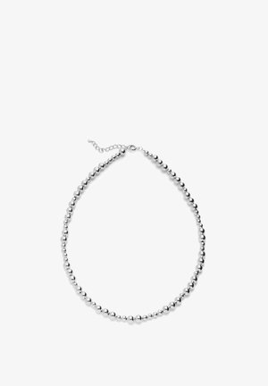 Collana di perline d'argento con perle di dimensioni variabili e una piccola estensione a catena su sfondo bianco.