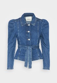 Giacca in denim con design aderente, maniche lunghe, chiusura con bottoni e vita con cintura. Il tessuto è di un blu medio con una leggera texture.